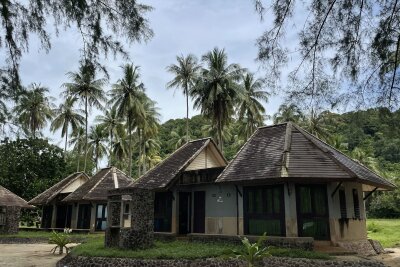Wo Thailands Inseln noch einsam sind - Hotels gibt es auf Tarutao nicht: Die wenigen Besucher kommen in Bungalows unter, wie hier am Mo Lae-Strand.