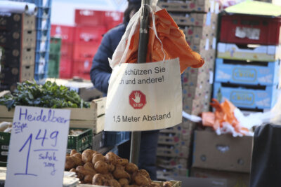 Der Wochenmarkt darf wieder öffnen trotz Corona-Epedemie.  Foto: Jan Haertel