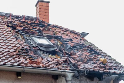 Wohnhausbrand in Crimmitschau: Brand an Hausfassade greift auf Dachstuhl über - Wohnhausbrand in Crimmitschau. Foto: Andre März