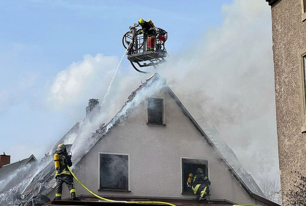 Wohnhausbrand in Oederan - Am Montag kam es zu einem Wohnhausbrand auf der Richard Rentsch Straße in Görbersdorf bei Oederan. Foto: Marcel Schlenkrich