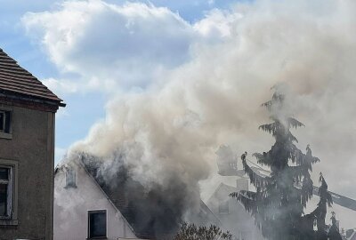 Wohnhausbrand in Oederan - Am Montag kam es zu einem Wohnhausbrand auf der Richard Rentsch Straße in Görbersdorf bei Oederan. Foto: Marcel Schlenkrich