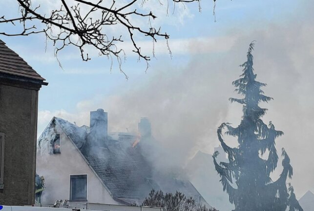 Am Montag kam es zu einem Wohnhausbrand auf der Richard Rentsch Straße in Görbersdorf bei Oederan. Foto: Marcel Schlenkrich