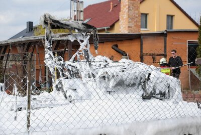 Wohnmobil gerät in Weinböhla in Brand - Die Feuerwehr ist zum Löschen des Brandes im Einsatz.  Foto: Roland Halkasch