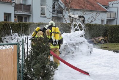Wohnmobil gerät in Weinböhla in Brand - Die Feuerwehr ist zum Löschen des Brandes im Einsatz.  Foto: Roland Halkasch