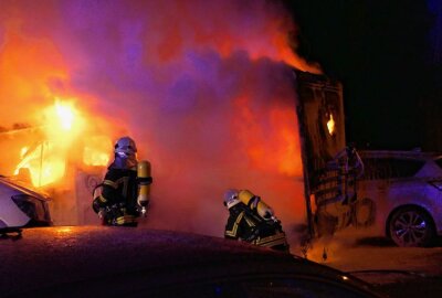 Wohnmobilbrand in Leipzig: Brandserie geht weiter - In der Nacht zum Freitag brannte in Leipzig ein Wohnmobil komplett aus. Foto: Sören Müller