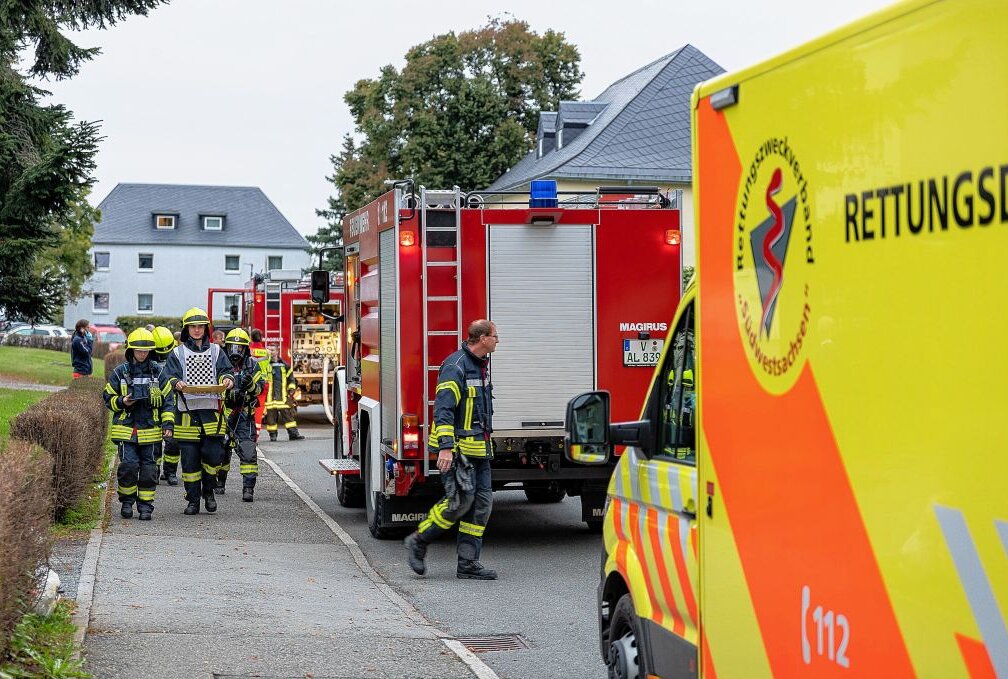 Etwa 25 Feuerwehrkameraden waren bei dem Einsatz in Netzschkau tätig. Der Bewohner der betroffenen Wohnung blieb unverletzt. Foto: B&S/ David Rötzschke