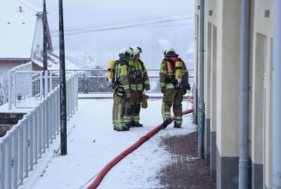 Wohnungsbrand in Dresden: Feuerwehr evakuiert Gebäude und rettet Bewohner - In Dresden kam es zu einem Dachgeschossbrand - Die Feuerwehr ist vor Ort. Foto: Roland Halkasch