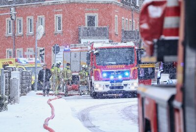 Wohnungsbrand in Dresden: Feuerwehr evakuiert Gebäude und rettet Bewohner - In Dresden kam es zu einem Dachgeschossbrand - Die Feuerwehr ist vor Ort. Foto: Roland Halkasch