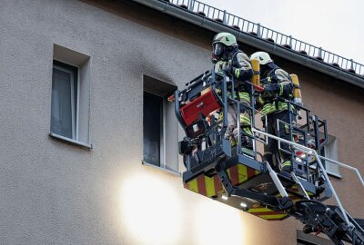 Wohnungsbrand in Hohenstein-Ernstthal: Feuerwehr rettet Frau mit Katze - Samstagfrüh kam es gegen 7.22 Uhr zu einem Wohnungsbrand in der Oststraße. Foto: Andreas Kretschel