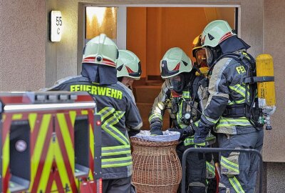 Wohnungsbrand in Hohenstein-Ernstthal: Feuerwehr rettet Frau mit Katze - Samstagfrüh kam es gegen 7.22 Uhr zu einem Wohnungsbrand in der Oststraße. Foto: Andreas Kretschel