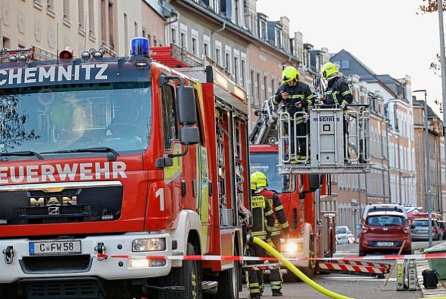 Wohnungsbrand in Kanalstraße: Mehrere Personen erlitten Rauchgasvergiftung - Wohnungsbrand in der Kanalstraße. Foto: Harry Härtel