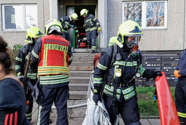 Wohnungsbrand in Kanalstraße: Mehrere Personen erlitten Rauchgasvergiftung - Wohnungsbrand in der Kanalstraße. Foto: Harry Härtel