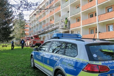 Wohnungsbrand in Kirchberg: 63-Jähriger auf Balkon gesperrt - Täter legt anschließend Brand - Im Einsatz waren 75 Einsatzkräfte der Feuerwehren mit 12 Fahrzeugen dazu noch mehrere Rettungswagen, Streifenwagen, Kriminalpolizei und Brandursachenermittler. Foto: Niko Mutschmann