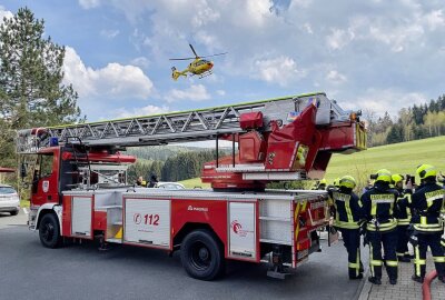 Wohnungsbrand in Lößnitz: Bewohner mit Rettungshubschrauber ins Krankenhaus geflogen - Der Rettungshubschrauber wurde zur Einsatzstelle alarmiert. Foto: Daniel Unger