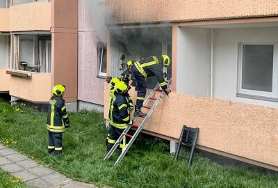 Wohnungsbrand in Lößnitz: Bewohner mit Rettungshubschrauber ins Krankenhaus geflogen - Als die Feuerwehr eintraf, stellten sie dichten Rauch fest, der aus der Wohnung im Erdgeschoss drang. Foto: Daniel Unger