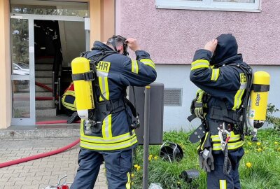 Wohnungsbrand in Lößnitz: Bewohner mit Rettungshubschrauber ins Krankenhaus geflogen - Die Kameraden löschen den Wohnungsbrand. Foto: Daniel Unger