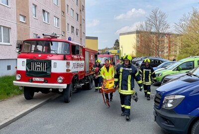 Wohnungsbrand in Lößnitz: Bewohner mit Rettungshubschrauber ins Krankenhaus geflogen - Die Feuerwehr ist mit einem Großaufgebot im Einsatz. Foto: Daniel Unger