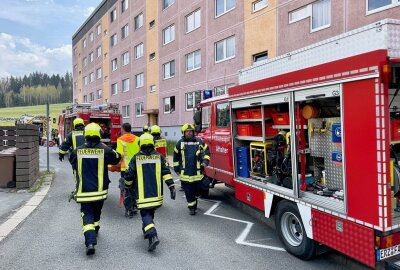 Wohnungsbrand in Lößnitz: Bewohner mit Rettungshubschrauber ins Krankenhaus geflogen - Die Feuerwehr ist mit einem Großaufgebot im Einsatz. Foto: Daniel Unger
