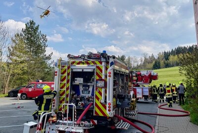 Wohnungsbrand in Lößnitz: Bewohner mit Rettungshubschrauber ins Krankenhaus geflogen - Auch ein Rettungshubschrauber wurde an den Einsatzort alarmiert. Foto: Daniel Unger