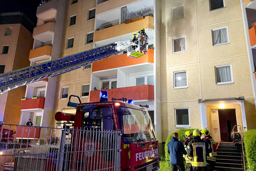 Wohnungsbrand in Lößnitz: Komplette Küche fängt Feuer! - 