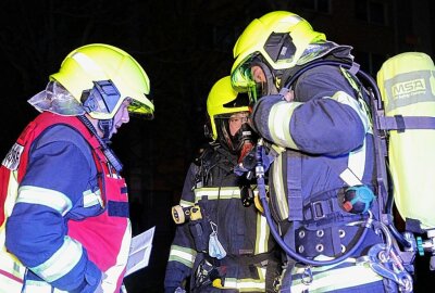 Wohnungsbrand in Markersdorf: Feuerwehr mit Drehleiter im Einsatz - Am Mittwoch wurde die Feuerwehr gegen 20.30 Uhr in Chemnitz zur Faleska- Meinig- Straße 110 gerufen. Foto: Jan Haertel