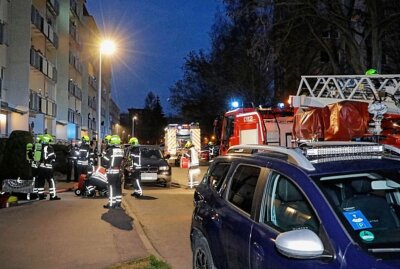 Wohnungsbrand in Markersdorf: Feuerwehr mit Drehleiter im Einsatz - Am Mittwoch wurde die Feuerwehr gegen 20.30 Uhr in Chemnitz zur Faleska- Meinig- Straße 110 gerufen. Foto: Jan Haertel