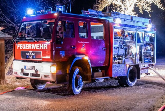 Am frühen Sonntagmorgen gegen 5 Uhr wurden Feuerwehr, Rettungsdienst und Polizei zu einem Wohnungsbrand nach Seifersdorf in die Pfaffenhainer Straße alarmiert. Foto: André März