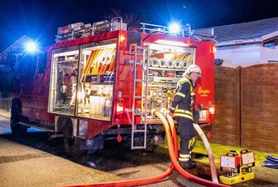 Wohnungsbrand in Seifersdorf - Am frühen Sonntagmorgen gegen 5 Uhr wurden Feuerwehr, Rettungsdienst und Polizei zu einem Wohnungsbrand nach Seifersdorf in die Pfaffenhainer Straße alarmiert. Foto: André März