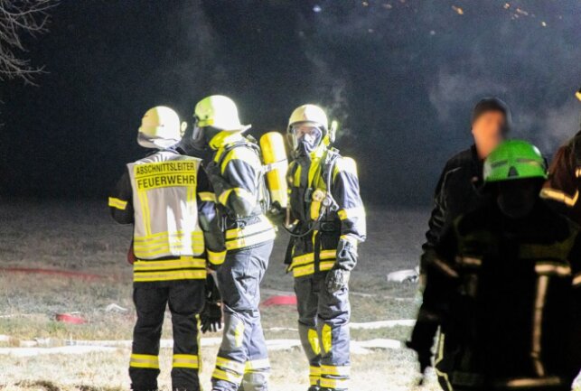 Am frühen Sonntagmorgen gegen 5 Uhr wurden Feuerwehr, Rettungsdienst und Polizei zu einem Wohnungsbrand nach Seifersdorf in die Pfaffenhainer Straße alarmiert. Foto: André März