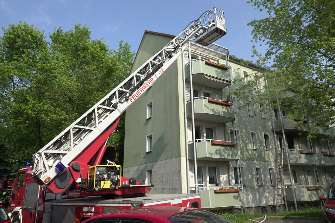 Wohnungsbrand in Siegmar: Bewohner springt von Balkon - Am Dienstag rückte die Feuerwehr zu einem Brand in der Keplerstraße aus. 