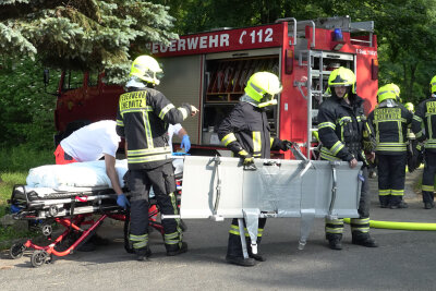 Wohnungsbrand in Siegmar: Bewohner springt von Balkon - Zwei Personen wurden durch den Rettungsdienst versorgt.