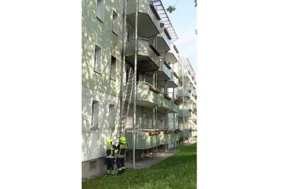 Wohnungsbrand in Siegmar: Bewohner springt von Balkon - Bevor die Feuerwehr eine Person aus der Wohnung bergen konnte, sprang diese vom Balkon. 