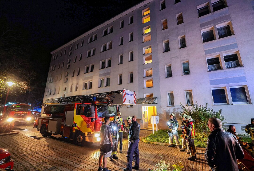 Wohnungsbrand in Zwickau: Brennendes Sofa sorgt für Großeinsatz - Für den Großeinsatz der Feuerwehr war ein brennendes Sofa in einer Zwickauer Wohnung verantwortlich. Foto: Andreas Kretschel