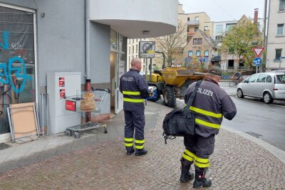 Wohnungsbrand: Leblose Person in Leipzig gefunden - In der Nacht kam es zu einem Wohnungsbrand in Leipzig/Lindenau in der Felsenkellerstraße. Foto: Christian Grube 