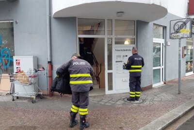 Wohnungsbrand: Leblose Person in Leipzig gefunden - In der Nacht kam es zu einem Wohnungsbrand in Leipzig/Lindenau in der Felsenkellerstraße. Foto: Christian Grube 