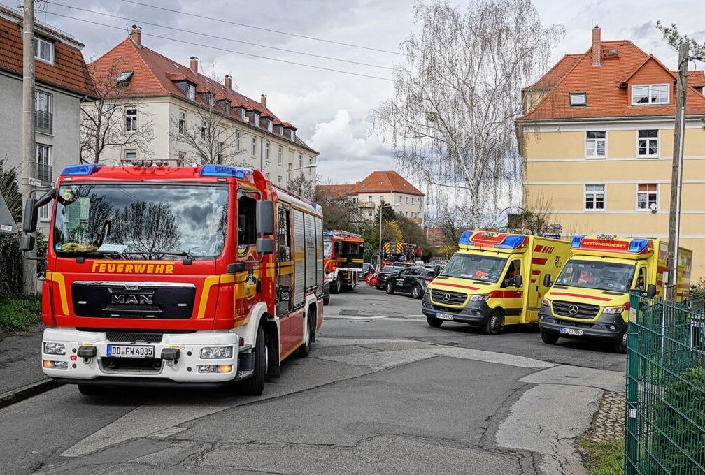 Wohnungsbrand: Mehrere Menschen erleiden Rauchgasvergiftung - In Dresden musste die Feuerwehr heute einen Wohnungsbrand löschen. Foto: Roland Halkasch