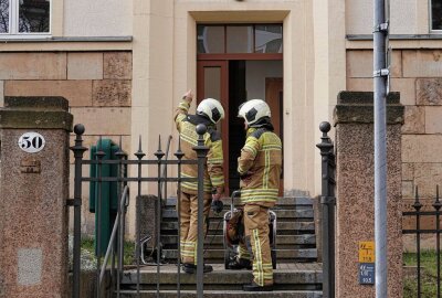 Wohnungsbrand: Mehrere Menschen erleiden Rauchgasvergiftung - In Dresden musste die Feuerwehr heute einen Wohnungsbrand löschen. Foto: Roland Halkasch