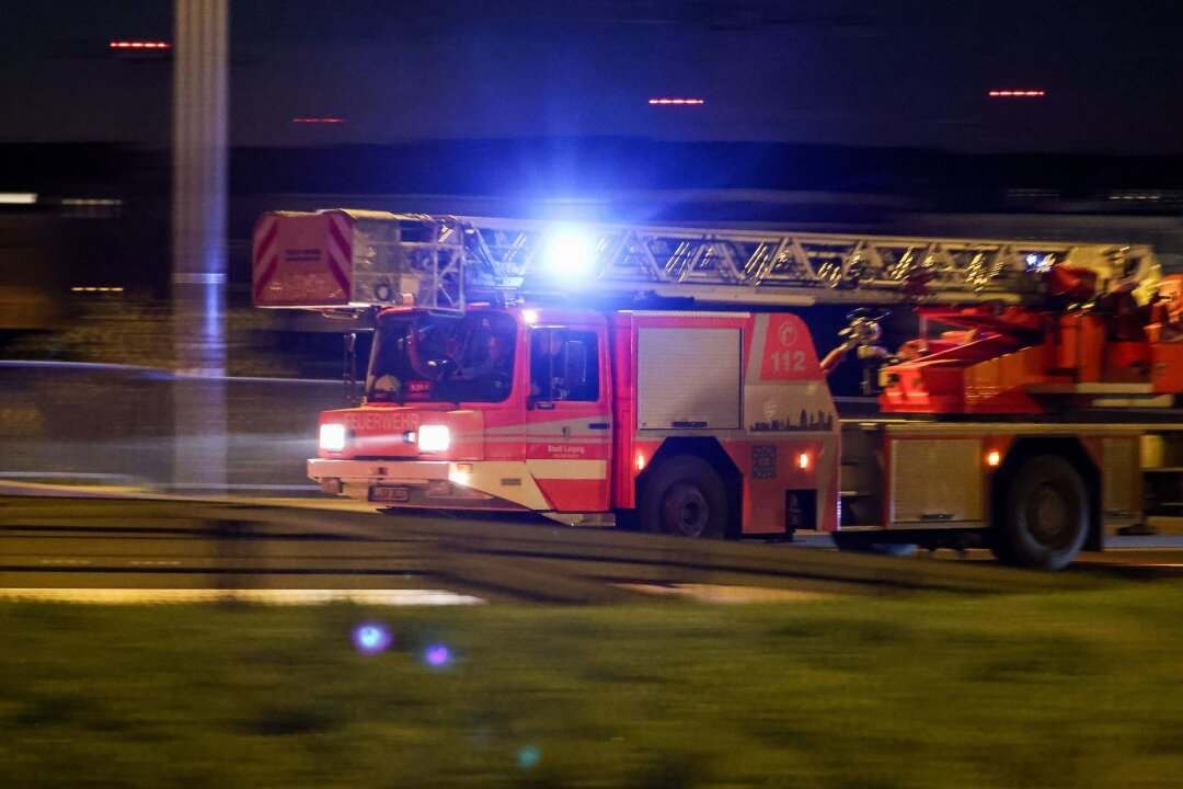 Wohnwagen in Oelsnitz entflammt - Ein Löschfahrzeug der Feuerwehr fährt zu einem Einsatzort.