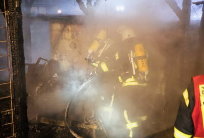 Wohnwagenbrand in Halsbrücke: Großeinsatz der Feuerwehren - Wohnwagenbrand in Halsbrücke. Foto: Marcel Schlenkirch