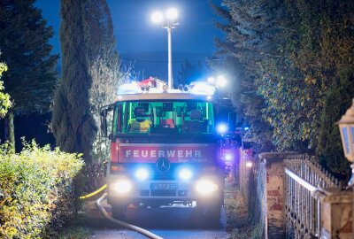 Wohnwagenbrand in Halsbrücke: Großeinsatz der Feuerwehren - Wohnwagenbrand in Halsbrücke. Foto: Marcel Schlenkirch