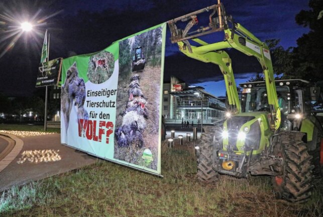 Am Mittwochabend hielten Landwirte vor dem Landtag gegen einen einseitigen Tierschutz zugunsten des Wolfes eine Mahnwache ab. Foto: Roland Halkasch