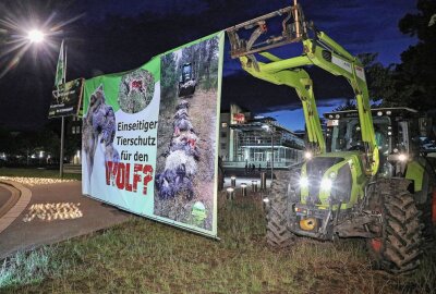 Wolf steht im Fokus: Bauernproteste vor dem Landtag in Dresden - Am Mittwochabend hielten Landwirte vor dem Landtag gegen einen einseitigen Tierschutz zugunsten des Wolfes eine Mahnwache ab. Foto: Roland Halkasch