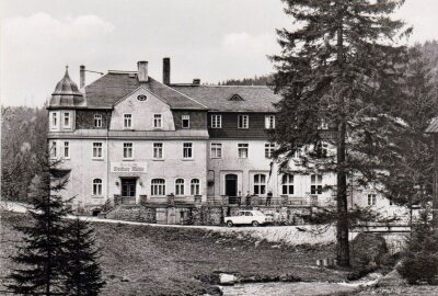 Wolfner Mühle in Crottendorf ist gänzlich dem Verfall preisgegeben - Die Wolfner Mühle war seit den 1980iger Jahren ein beliebtes Kurheim. Repro/Archiv: Thomas Fritzsch/PhotoERZ