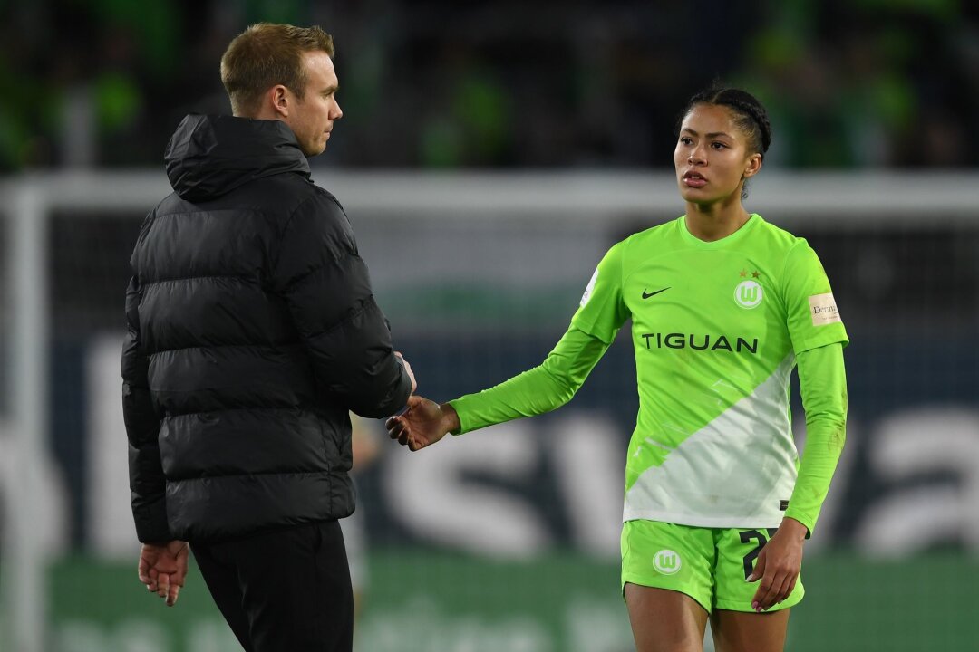 Wolfsburg schreibt Titel nach 0:4 gegen Bayern praktisch ab - Die Wolfsburgerin Sveindis Jonsdottir klatscht nach dem Spiel mit VfL-Trainer Tommy Stroot ab.