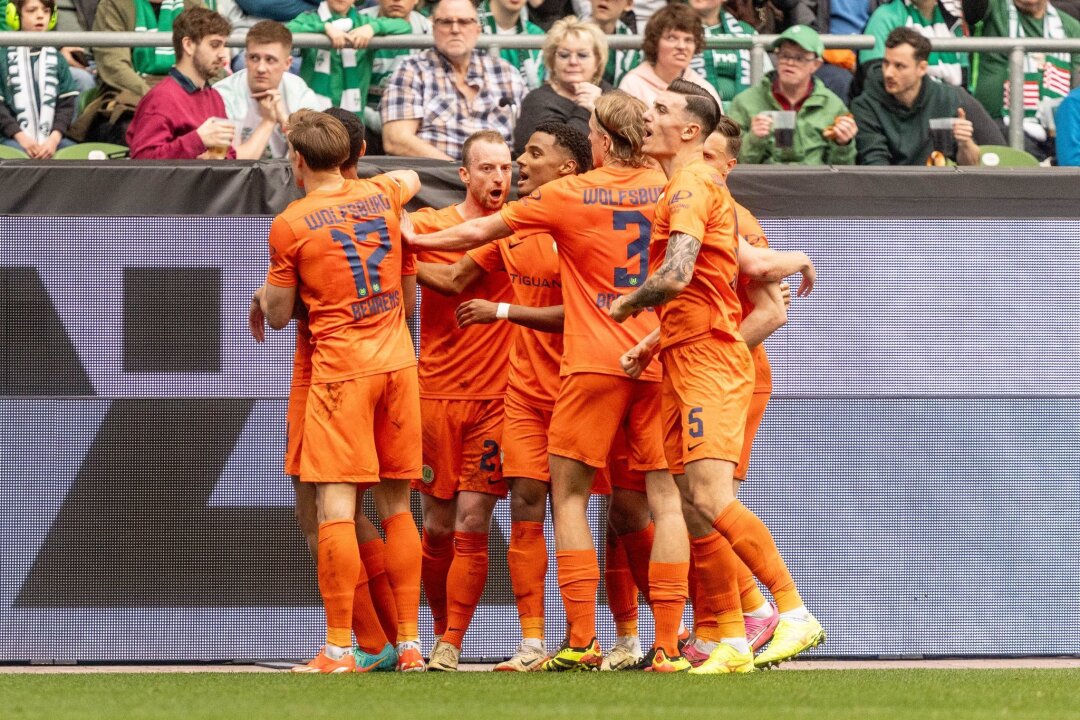 Wolfsburger Negativserie reißt bei Hasenhüttl-Einstand - Wolfsburg setzte sich in Bremen mit 2:0 durch.