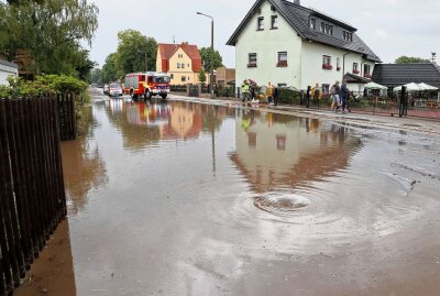 Wolkenbruch führt zu Wasserschäden in Hohenstein-Ernstthal - Auf der August-Bebel-Straße schaffen es die Rohre nicht das Wasser abfließen zu lassen. Foto: Andreas Kretschel 