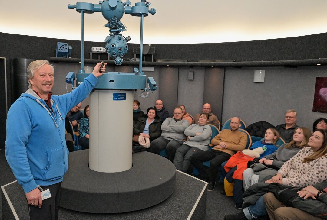 Wolkenlücke erlaubte kurzzeitig einen Blick auf den Jupiter - Klaus-Dieter Kalauch vom Team der Sternwarte mit Besuchern im Planetarium. Foto: Ralf Wendland