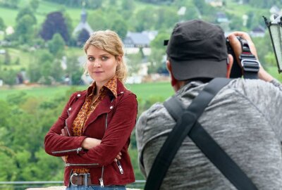 Wolkenstein bietet Kulisse für den fünften Erzgebirgskrimi des ZDF - Vor Schloss Wolkenstein standen die Schauspieler zunächst für ein Shooting vor der Kamera, dann wurde gedreht. Foto: Andreas Bauer