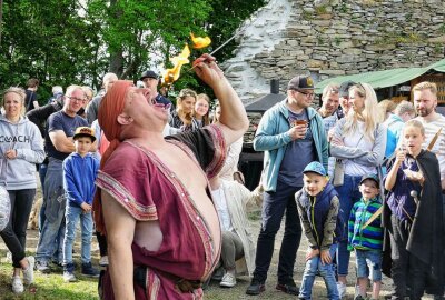 Wolkensteiner Burgfest begeistert tausende Besucher - Fakir Rudolfo beeindruckt mit seinem Feuer und seinem Humor. Foto: Andreas Bauer