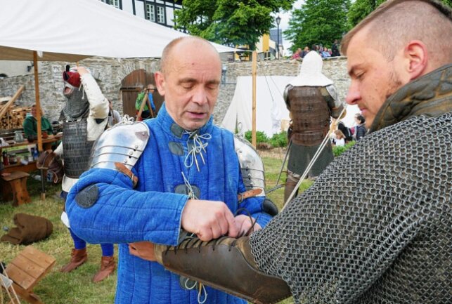 Die mittelalterlichen Söldner bereiten sich für den Kampf vor. Foto: Andreas Bauer